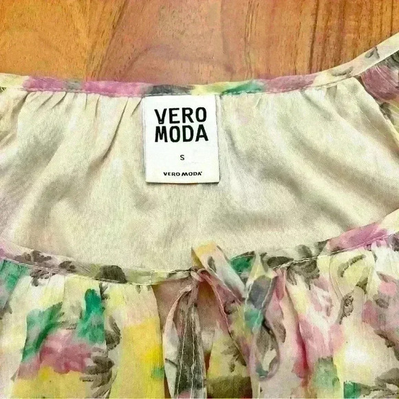 VERO MODA  Pastel yellow floral light weight long sleeves blouse. - Picture 4 of 11